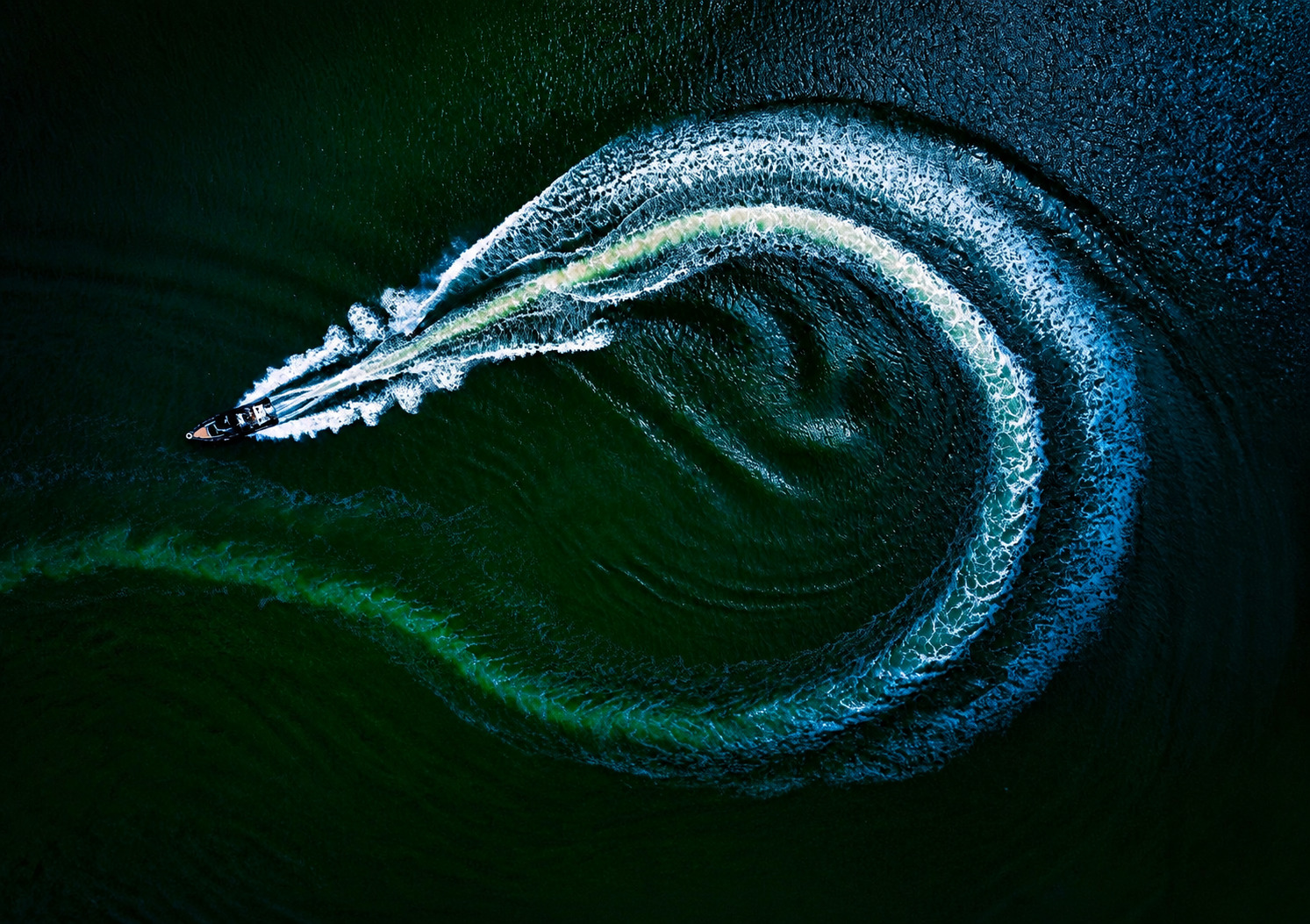 Abstrakte Wellenform im Wasser